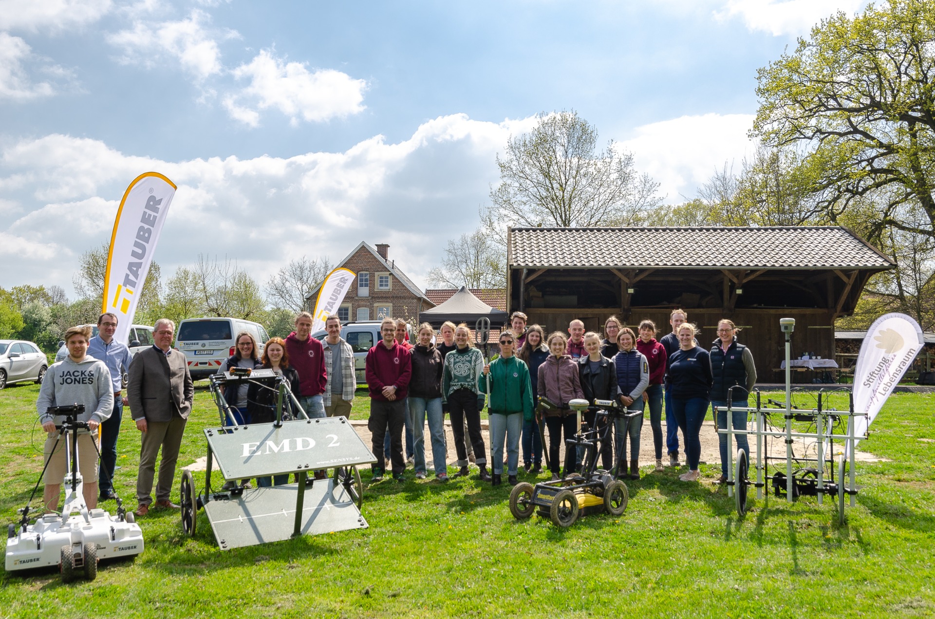 pm_studierende_lernen_die_kampfmittelraeumung_kennen_-_gruppenfoto.jpg